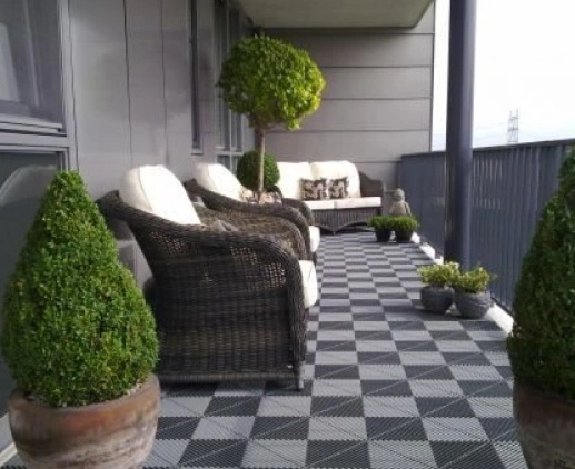 begrünte Dachterrasse in Schwarz-Weiß-Grau